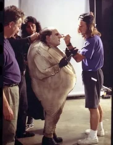 Danny Devito siendo maquillado para su papel como el pingüino en la película &lsquo;Batman regresa&rsquo;